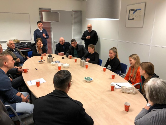 In gesprek met de leerlingen.jpg